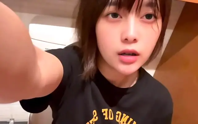 女主 西西 乱码久久久久久 She gets wet and comes hard in the stall beside a stranger at the station