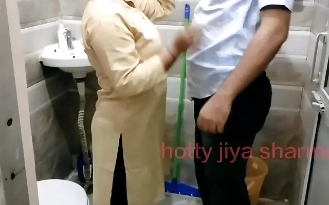 Indian Teacher Fucks Hard From Behind With Clear Hindi Moans