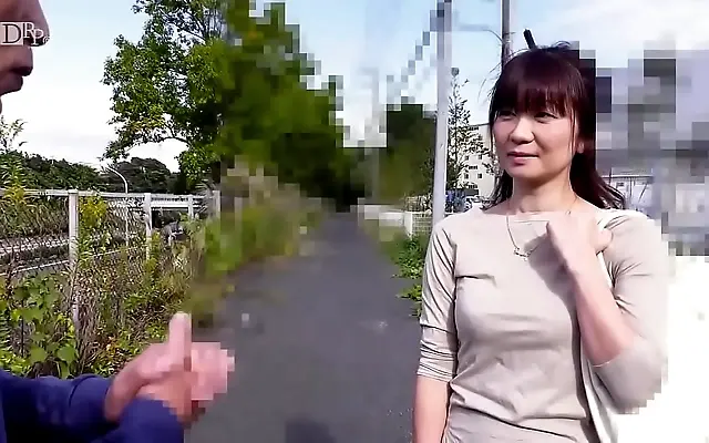 又紧又 本在线观看 出差 黑人巨 Japanese Beauty Sells Her Drenched White Panties Up Close