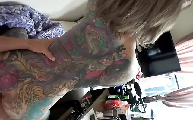 Tattooed beauty ignites passion with a wet kiss and hungry hands on bare skin