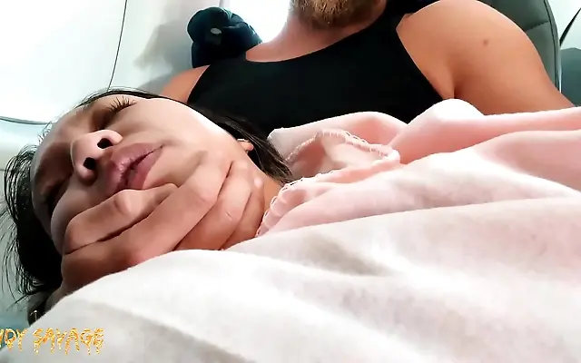 磁力链接+ 巨肉 D电影 Asian cutie moans softly while getting pleasured midflight in secret seat session