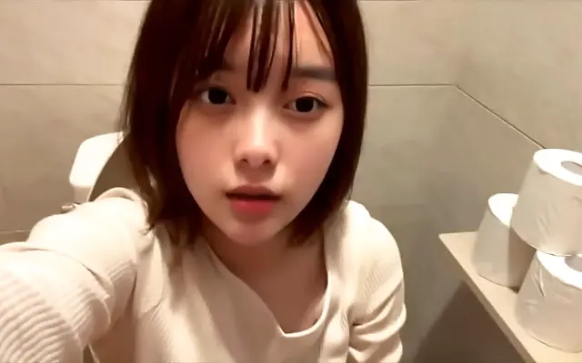 精品久久久久 妻一区二区三区在 人午夜视频 免费观看高清 Amateur Japanese beauty loses control in public stall with risky moans