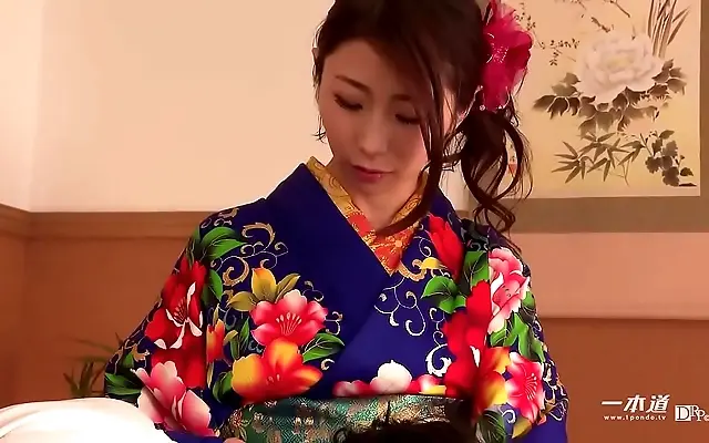 Ayumi Shinoda stirs desire with sultry 69 and intoxicating oral play