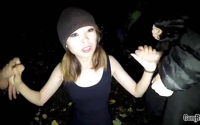 老熟女 国语 无删减 +中文 Petite Asian teen takes deepthroat challenge in public before curfew