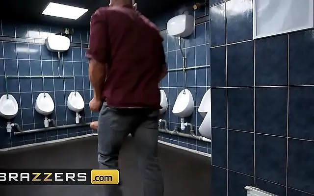 Sloppy Bathroom Bang with Sexy British Babe Yasmina Khan