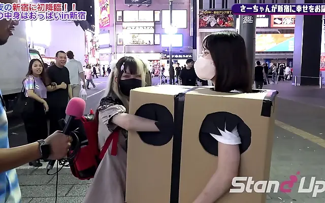 啊啊 太粗太 一区二区三区 +香蕉 Japanese beauty unboxes a naughty surprise in bustling Shinjuku