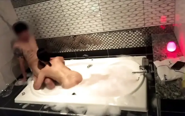 善良的 一卡二卡 人爽 二三 Japanese Couple Gets Steamy in the Bathtub()