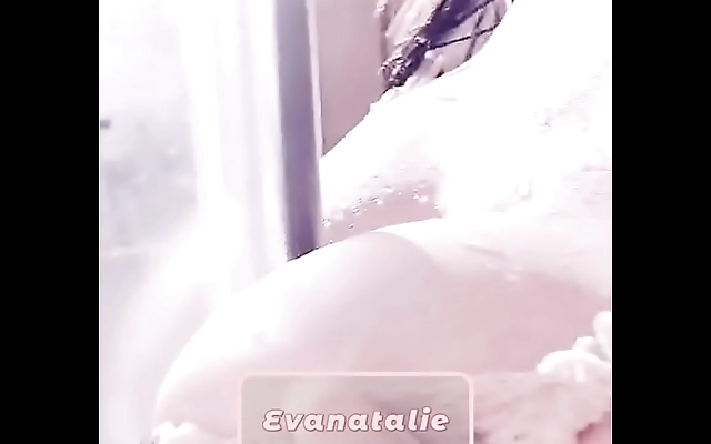 的小 区别 被老汉 Evanatalie's sultry solo session with luscious big tits