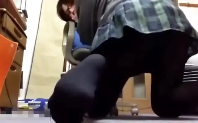免费AV 吃奶未删减 久久a Shuddering with pleasure as the relentless vibrator pushes her to the brink