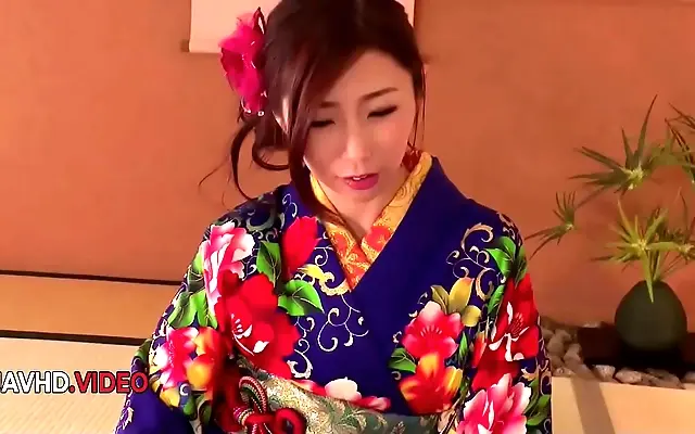 无码国产 区精品 双男主 日本在线 Ayumi Shinoda Drips Sensuality in Kimono with Wet Blowjob Display
